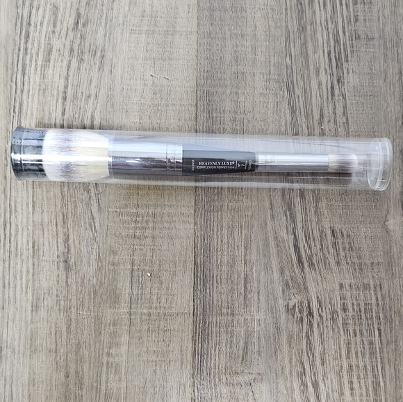 NWT IT Cosmetics Heavenly Luxe Complexion Perfection Brush #7 - Picture 2 of 3
